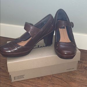 Never worn Clarks Artisan brown leather pumps